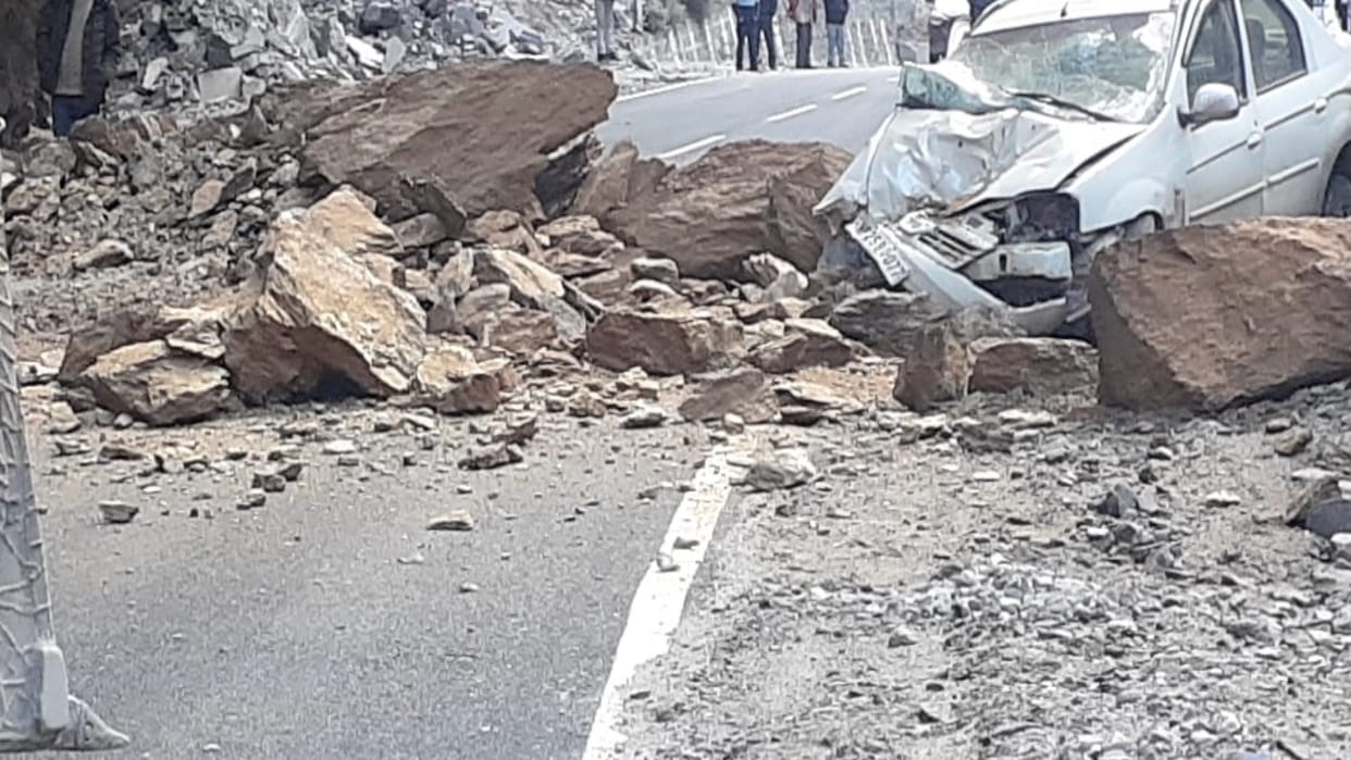 Accident in Kinnaur: Stones fell on a moving car from a hill, two people including  BDO injured