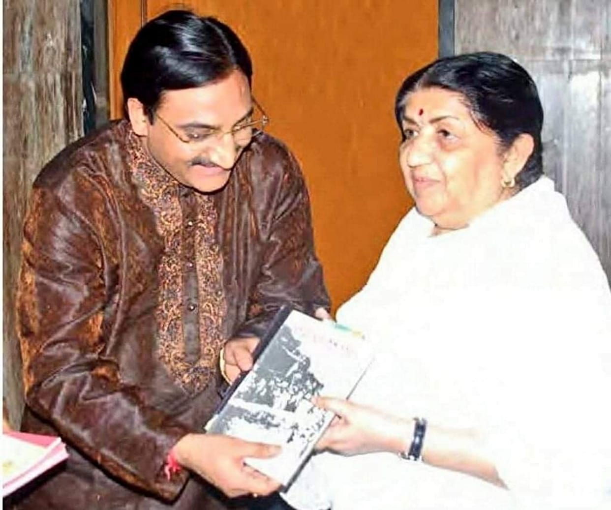 lata mangeshkar death: Lata eyes filled with tears after hearing patriotic songs