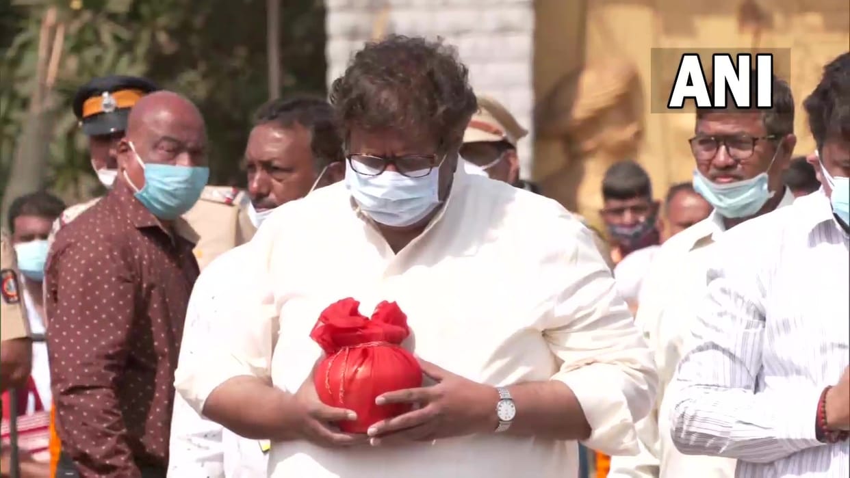 Legendary Singer Lata Mangeshkar Nephew Adinath Mangeshkar Collects Her Ashes from Shivaji Park in Mumbai