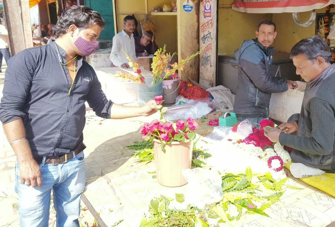 Fragrance in relationships increased by giving roses