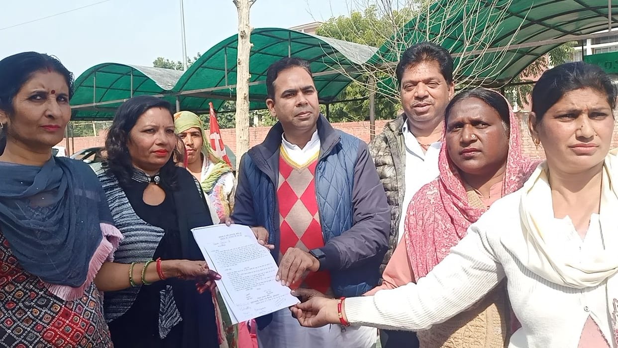 Anganwadi workers extended their dharna, observed two minutes silence on the death of a worker