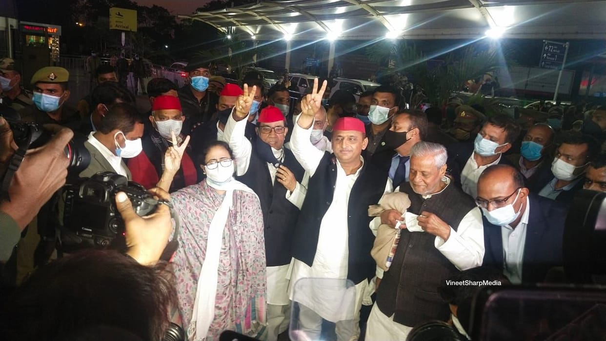 UP Election 2022: Mamta Banerjee reached Lucknow, Akhilesh Yadav welcomed at the airport