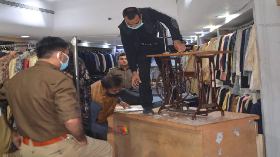 Thieves stole Rs 23 lakh cash from cloth showroom in Agra