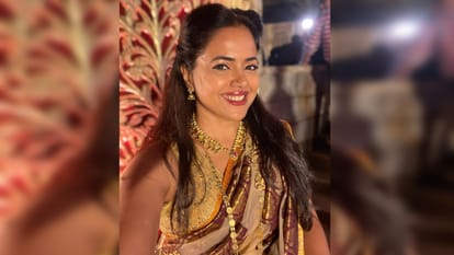 Actress Sameera wears her wedding saree after 8 years, shares pic with husband Akshai
