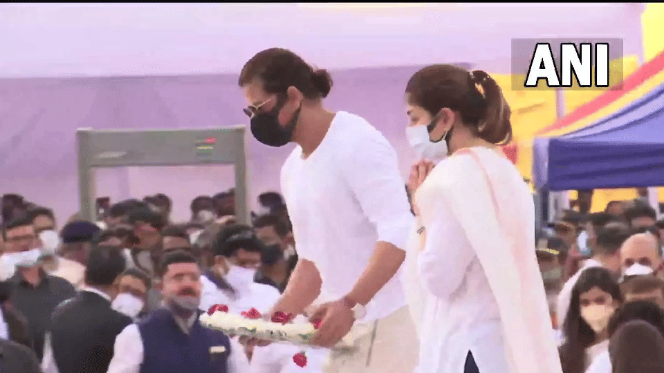 Lata Mangeshkar Funeral: Shahrukh Khan's fans defended the allegations of spitting during the funeral shared the video clip of my name is khan