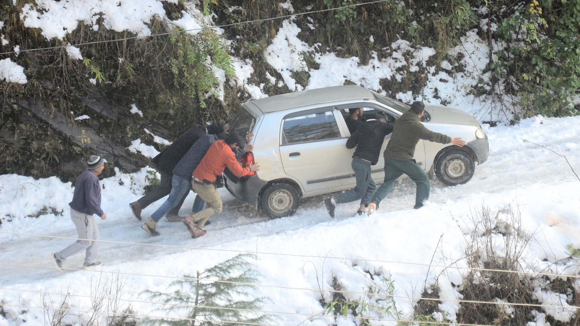 slippery snow created trouble in Shimla: People reached the destination falling and slipping, see pictures