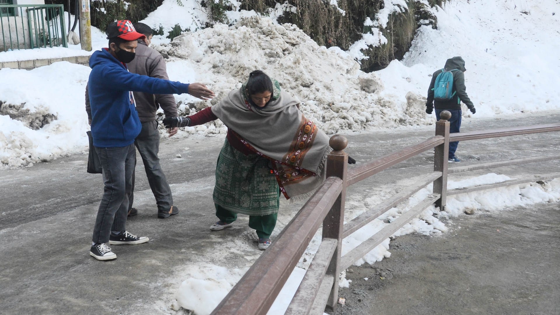 slippery snow created trouble in Shimla: People reached the destination falling and slipping, see pictures