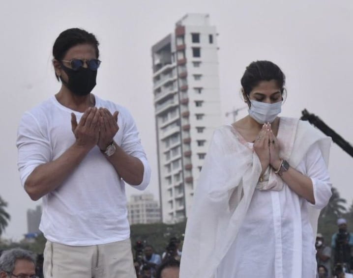Shah rukh khan act at Lata mangeshkar final rites sparks controversy know why