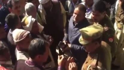 ग्रामीणों को समझाते अधिकारी