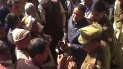 ग्रामीणों को समझाते अधिकारी
