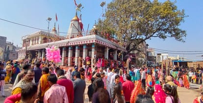 Police beat up the visitor in Maa Vindhyavasini temple mirzapur Five policemen suspended