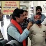 भोपाल: हुंडई कंपनी के खिलाफ प्रदर्शन करते संस्कृति बचाव मंच के कार्यकर्ता
