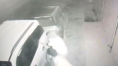 Amazing Thief Broke the lock of the van in three minutes and stolen