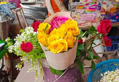 दुकान पर आकर्षण का केंद्र रहा पीला गुलाब