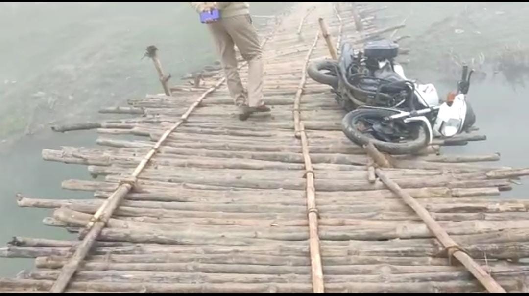 A young man riding a bike fell in a tamasa while crossing the bridge