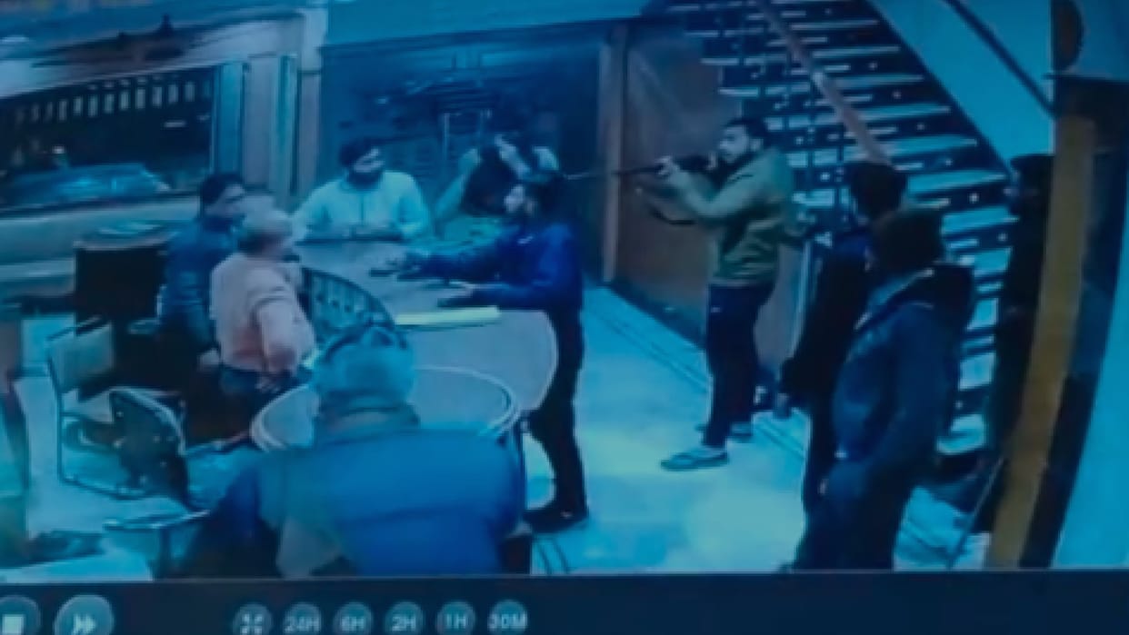 Gwalior: Ruckus in the bar for beer at midnight, looting at gunpoint, firing inside and outside the hotel