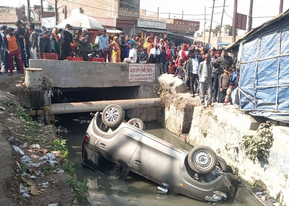The car overturned in the drain trying to save the child