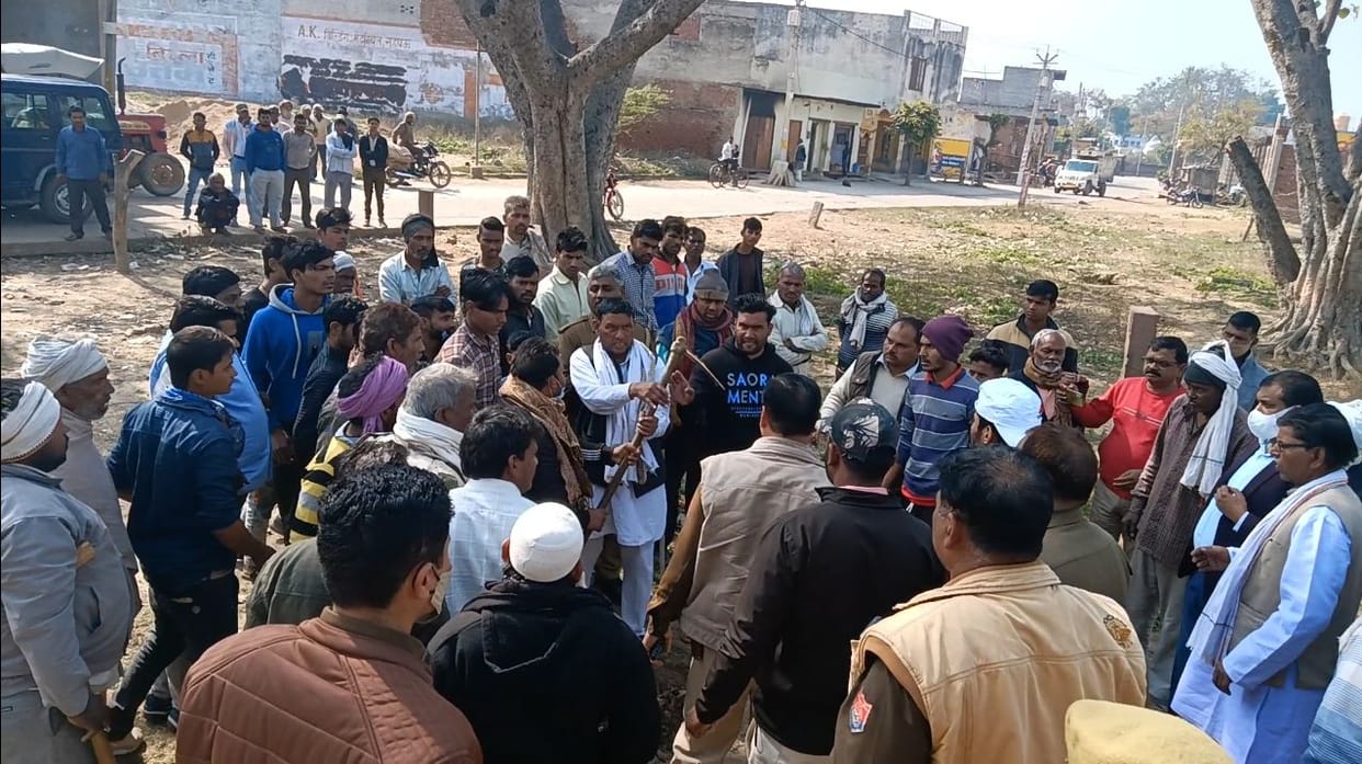 Hathras: Dispute between two sides over burial of dead body, clash in front of police