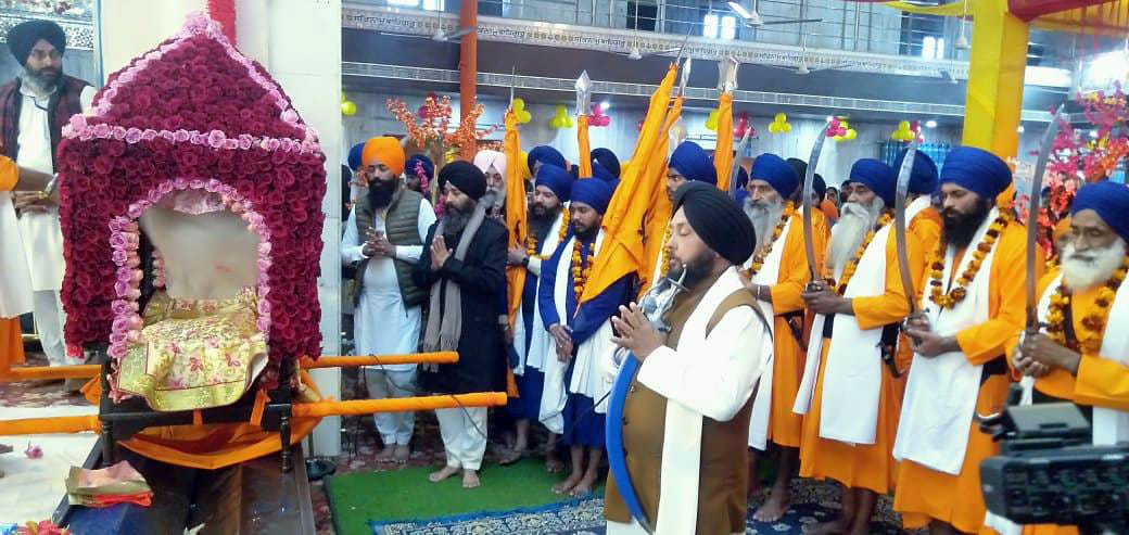 In front of Guru Maharaj's palanquin, the sangat got a new head