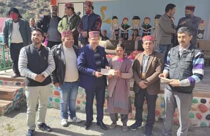 बंजार में विधायक सुरेंद्र शौरी महिला मंडल की महिलाओं को चेक बांटते हुए। संवाद