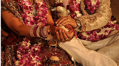 Amroha: दहेज की मांग पूरी नहीं हुई तो बरात लाने से इनकार, पंचायत में लड़की के परिजनों से जमकर अभद्रता Amroha: Dowry demand not fulfilled, refusal to bring wedding procession, extreme indecency with girl family in
