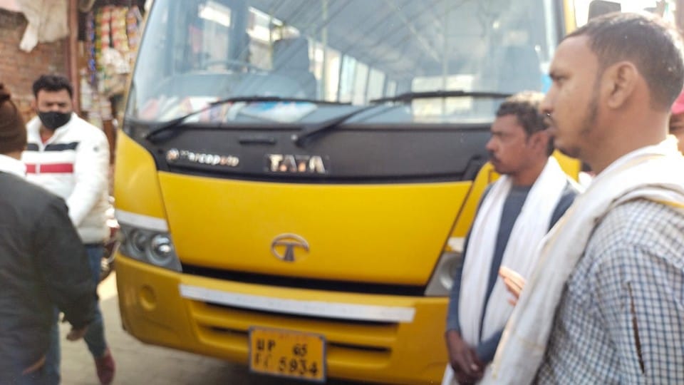 Rajgir Mistri dies after being crushed by college bus police is identifying in Varanasi