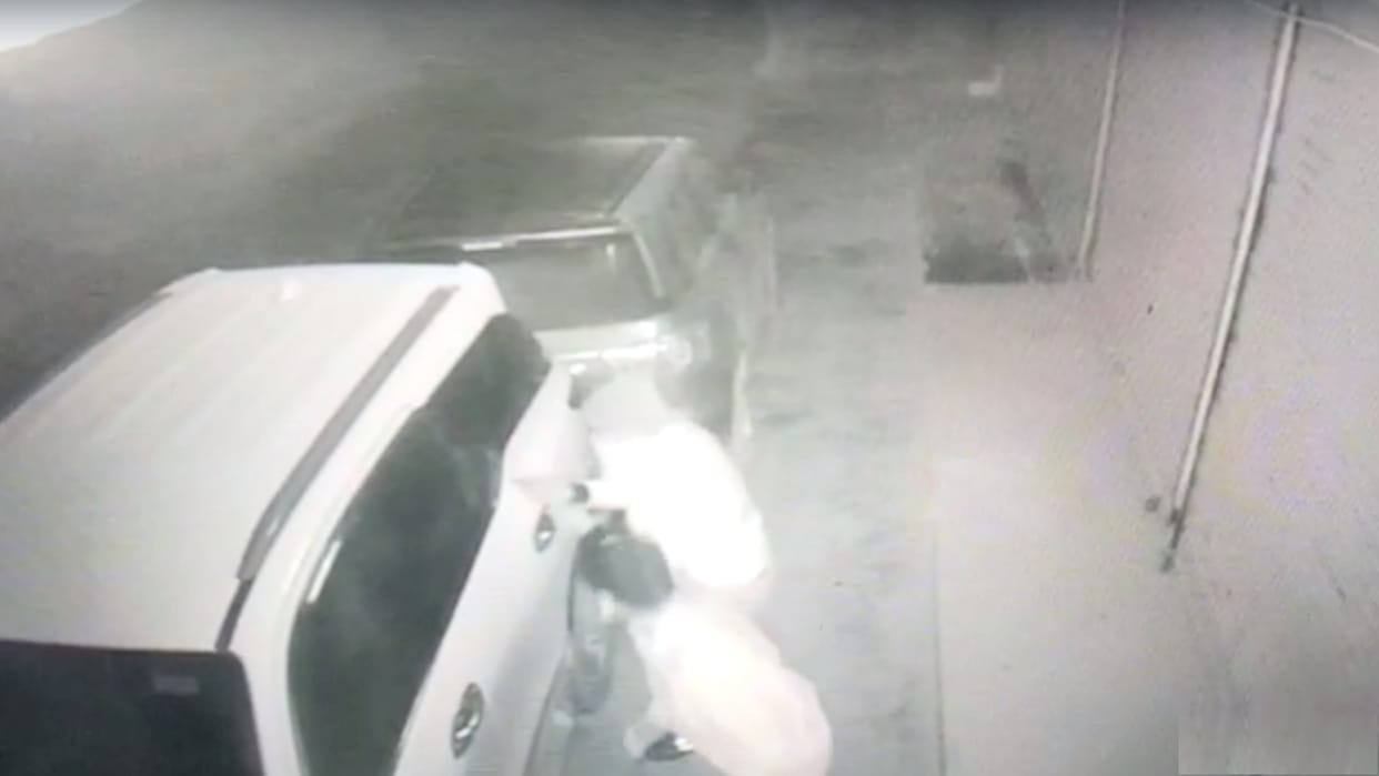 Amazing Thief Broke the lock of the van in three minutes and stolen