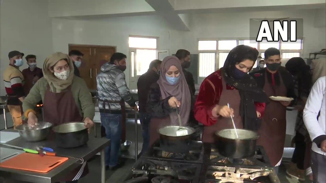 Cooking training being given to youth in Srinagar under Hunar se rozgar tak scheme