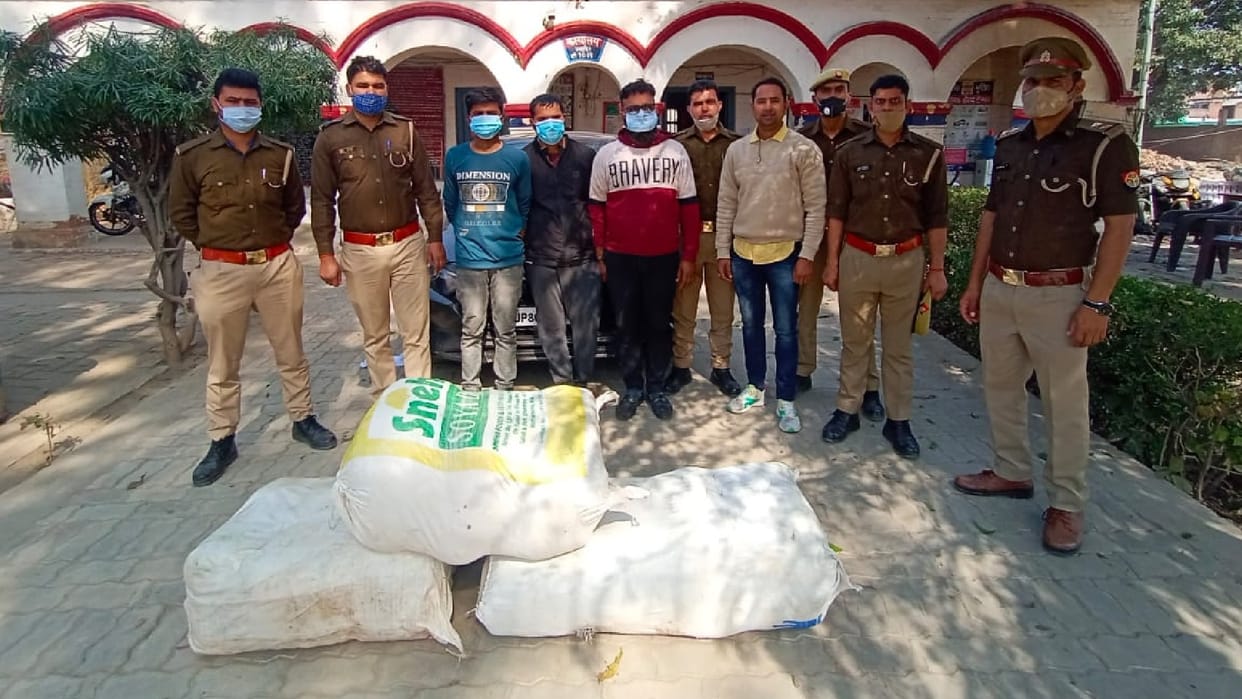 Police recovered 102 kg of ganja from the car during checking in agra