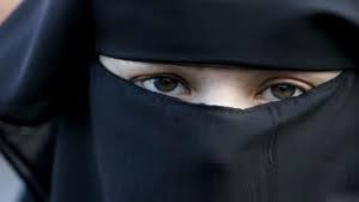 Hijab Controversy karnataka high court will hear the matter tomorrow also,government closed all schools colleges for 3 days