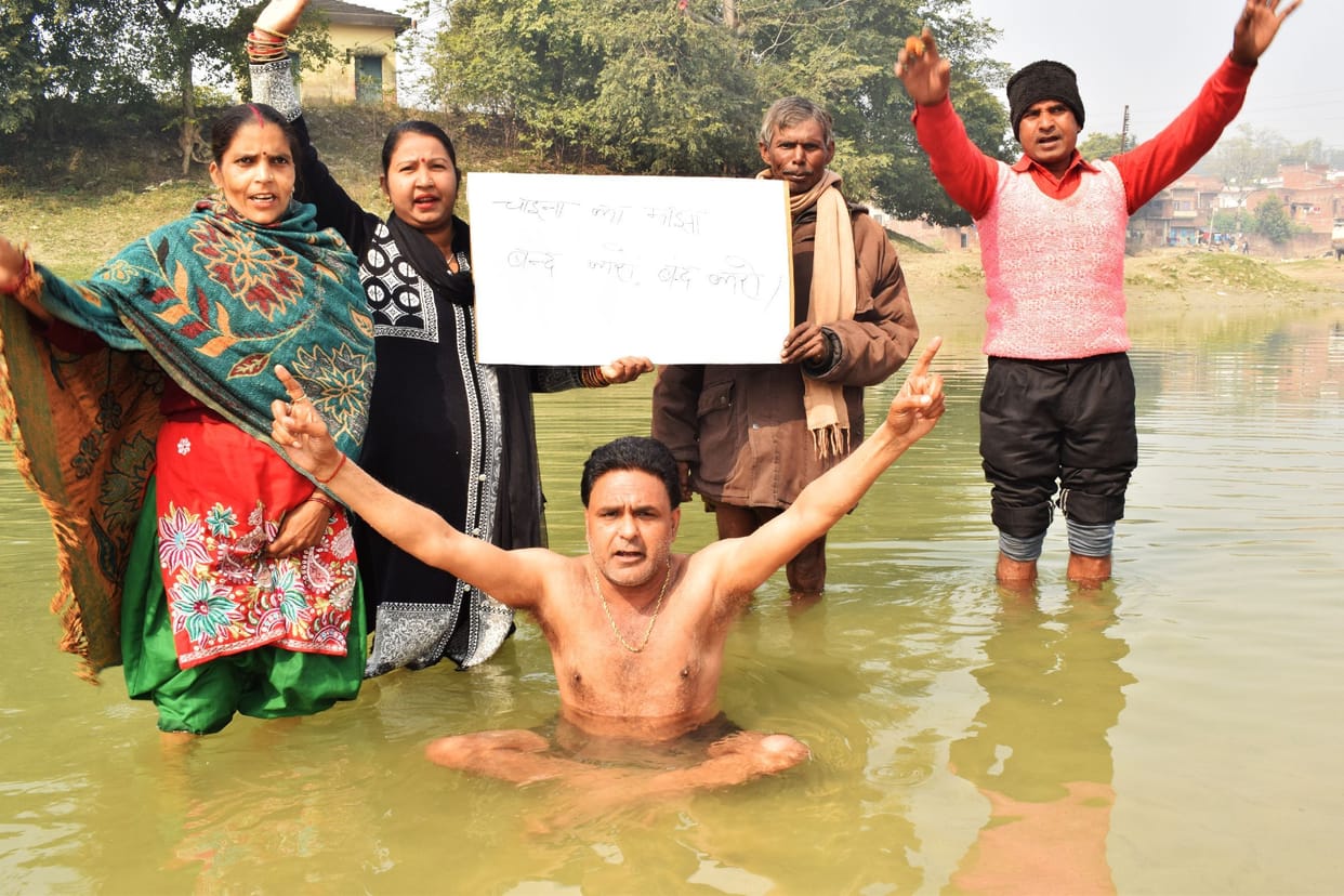 protest in water against chinese manjha