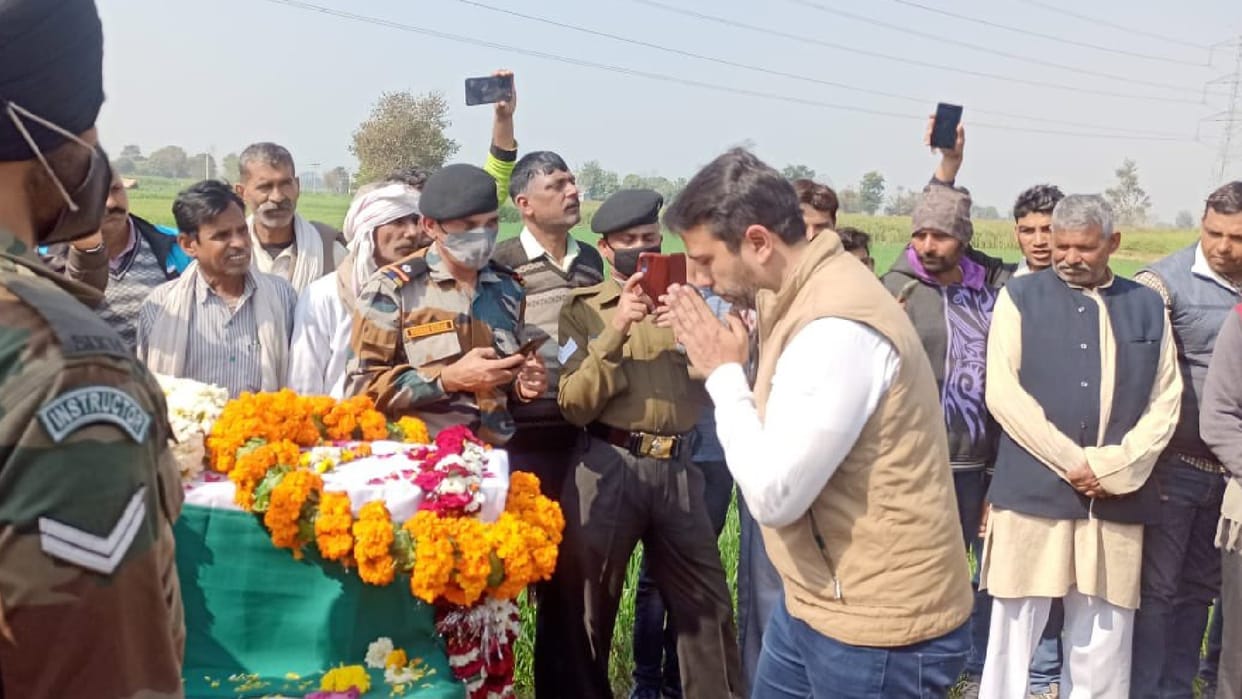 Jayant Chaudhary paid tribute to Subedar Major in Agra