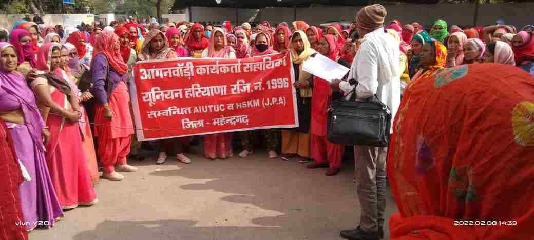 Anganwadi workers demonstrated at MLA's residence regarding demands