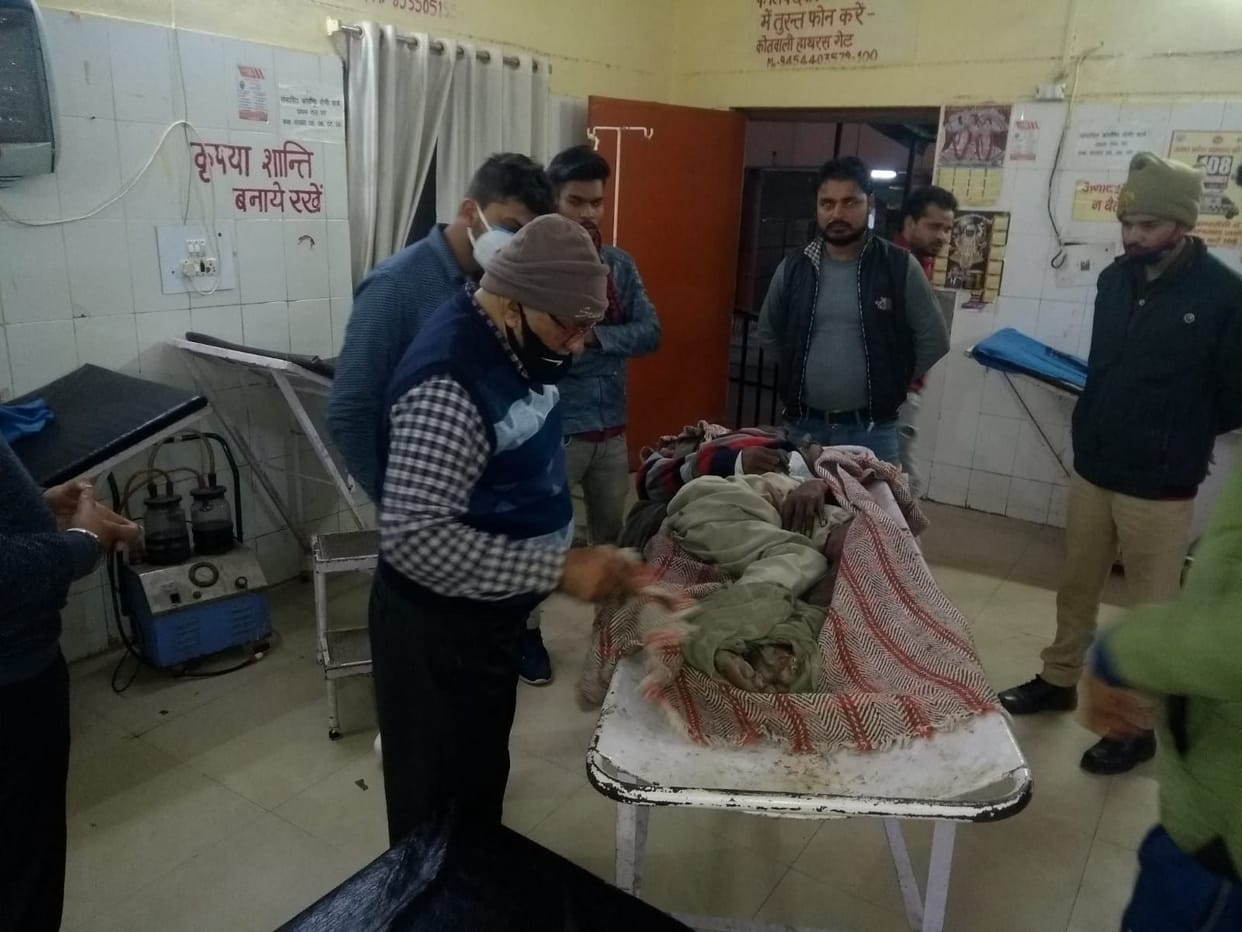 Hathras: Old man crossing the road dies after being hit by a vehicle
