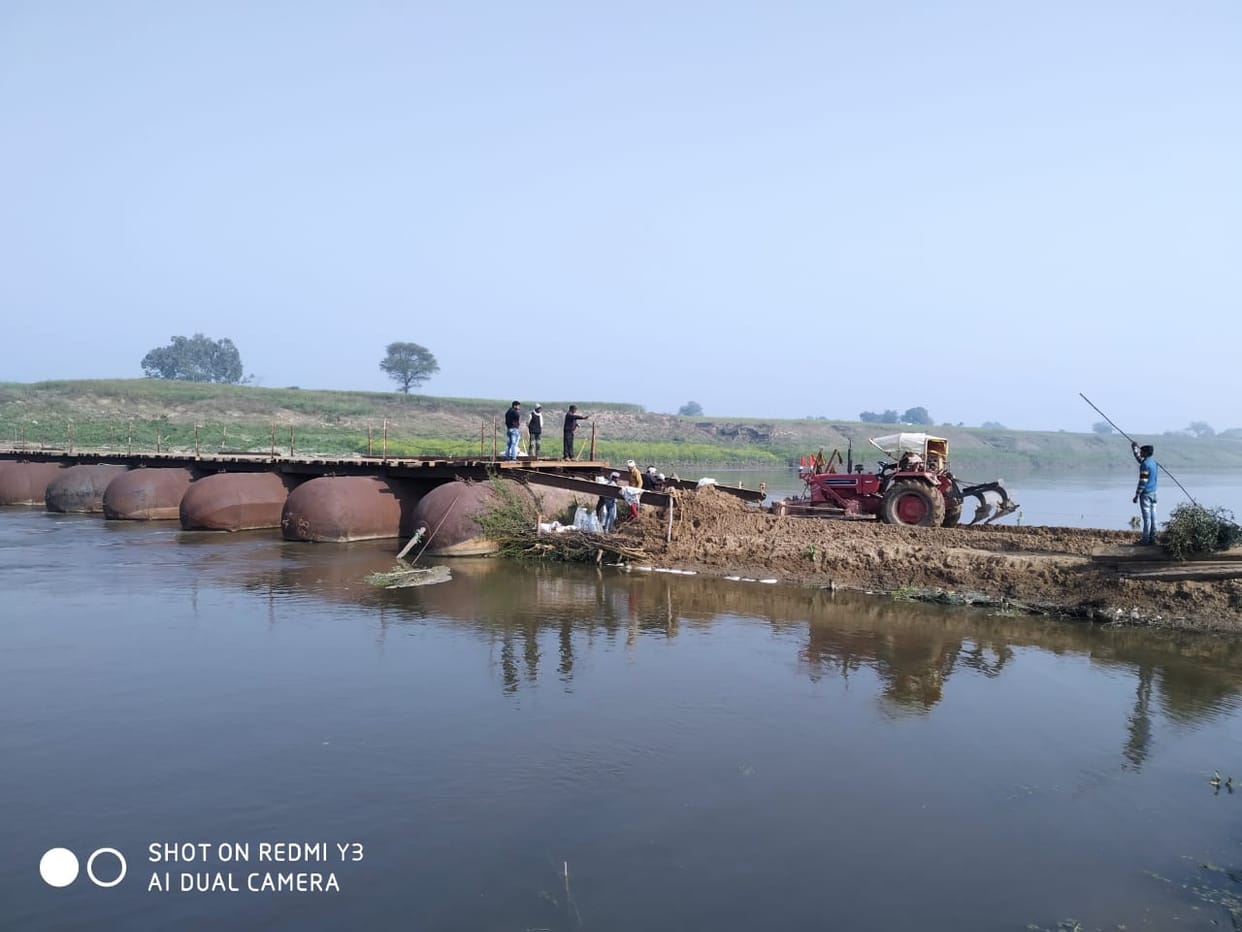 Pontoon bridge of Bhareh Sangam started being built