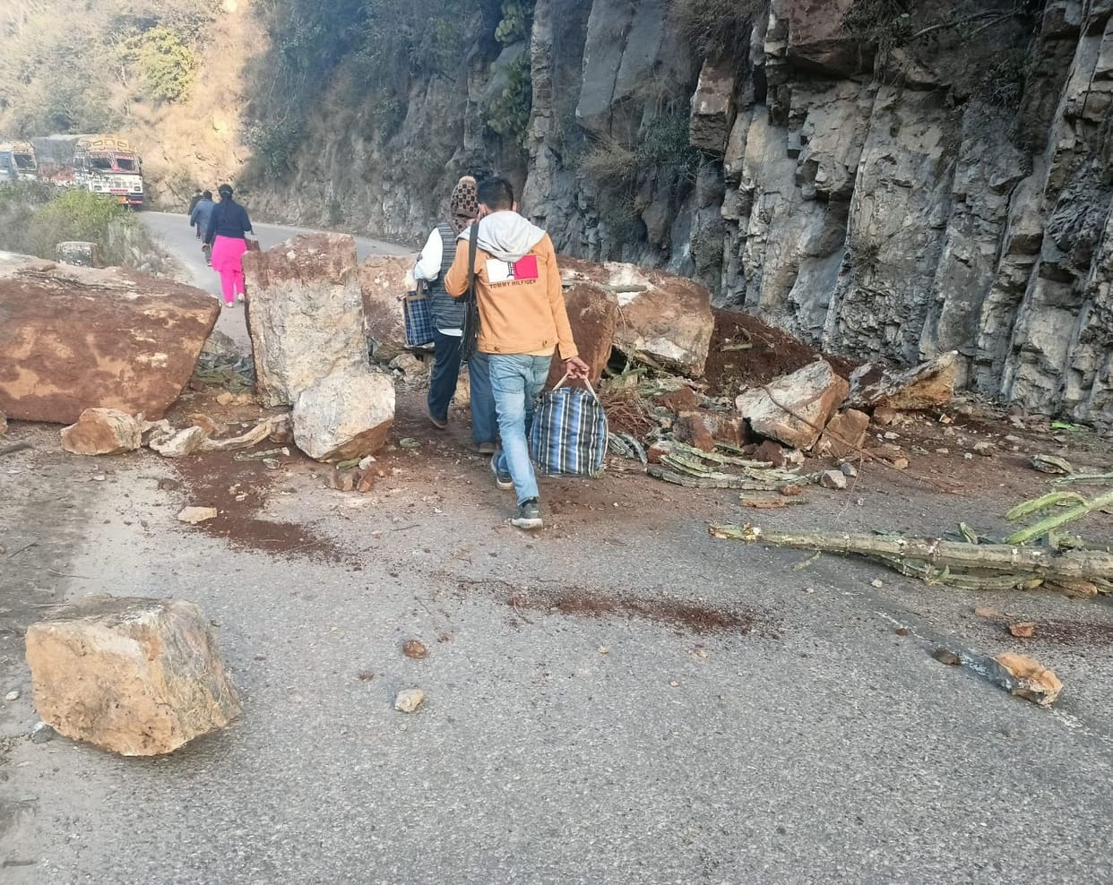 shimla hamirpur nh 5 hours were closed due to landslides on tuesday