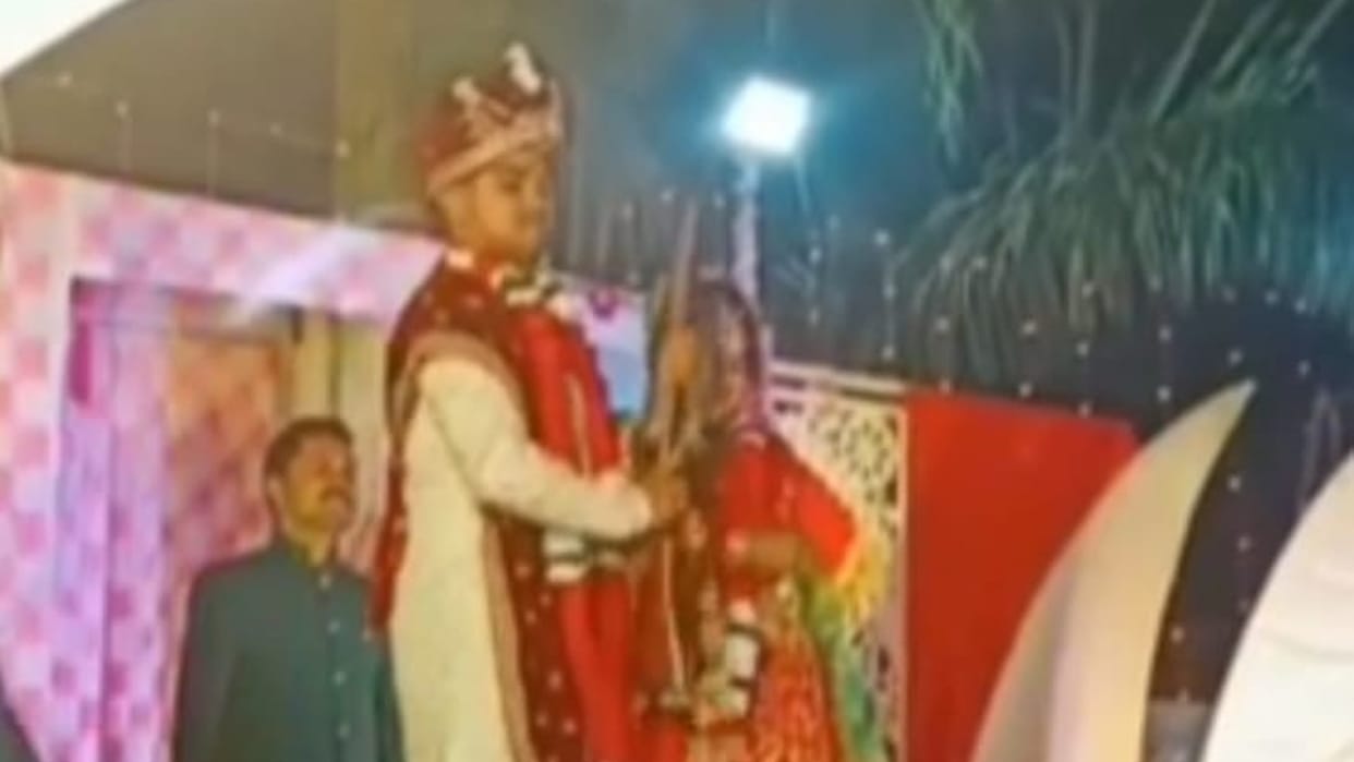 The passion of weapons among the youth of Chambal: The bride and groom fired at the wedding stage in Gwalior, police engaged in search