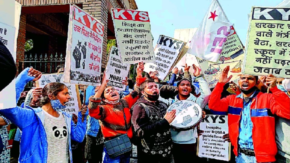 students siege vc office to open delhi university boycott online classes