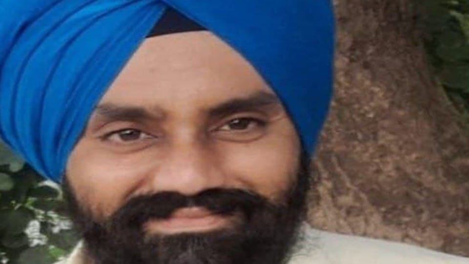 Ujjain. The young man, who was a professor of engineering college, hanged the vein of his hand in the gurudwara, had lost his job three months ago.