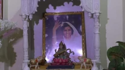 Madhya Pradesh: There is a temple of Lata Mangeshkar in Indore, worship is done every morning... fan said - Lata ji is another form of Mother Saraswati...