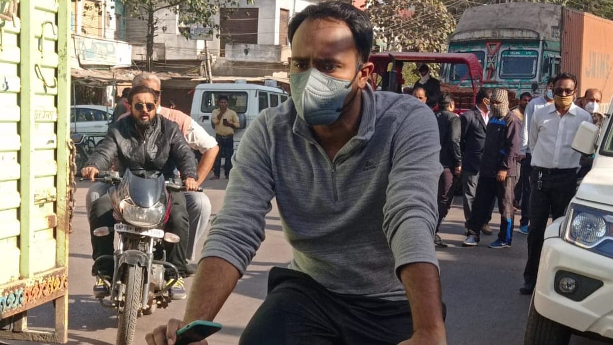 Chhatarpur: Collector came out in bicycle to know the condition of the city, class of officers put on the road