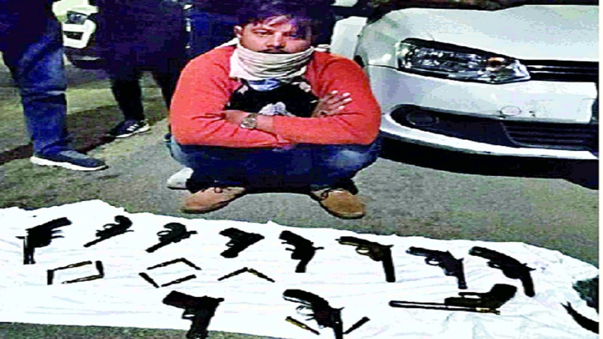 Police encounter with arms smugglers in Shahbad Dairy of delhi