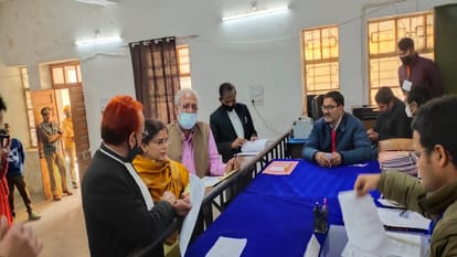 Richa singh to be SP candidate, Amarnath nomination papers cancelled