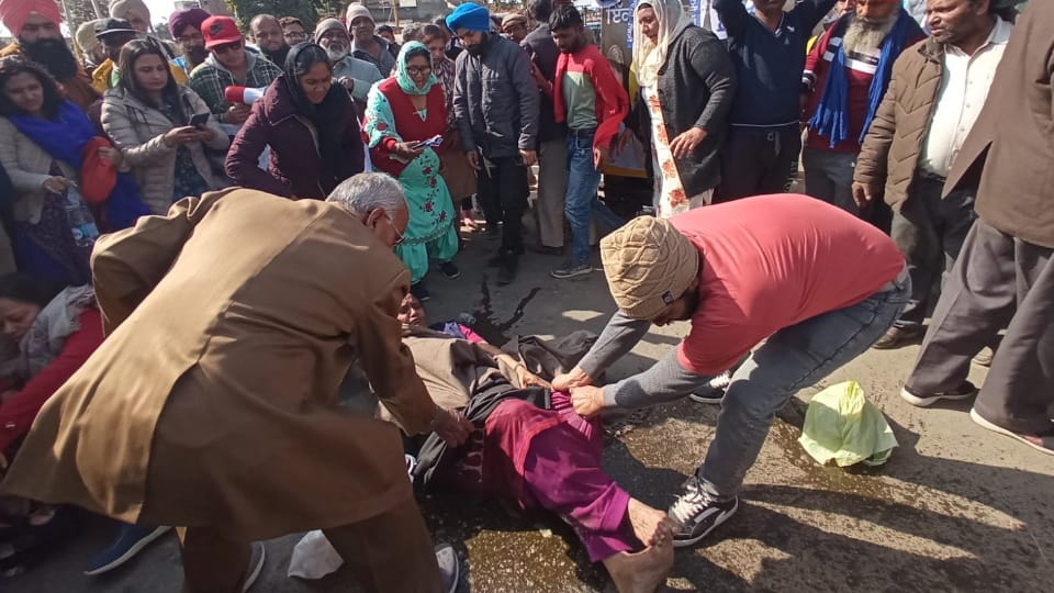 Aam Aadmi Party Candidate from kapurthala protest against police