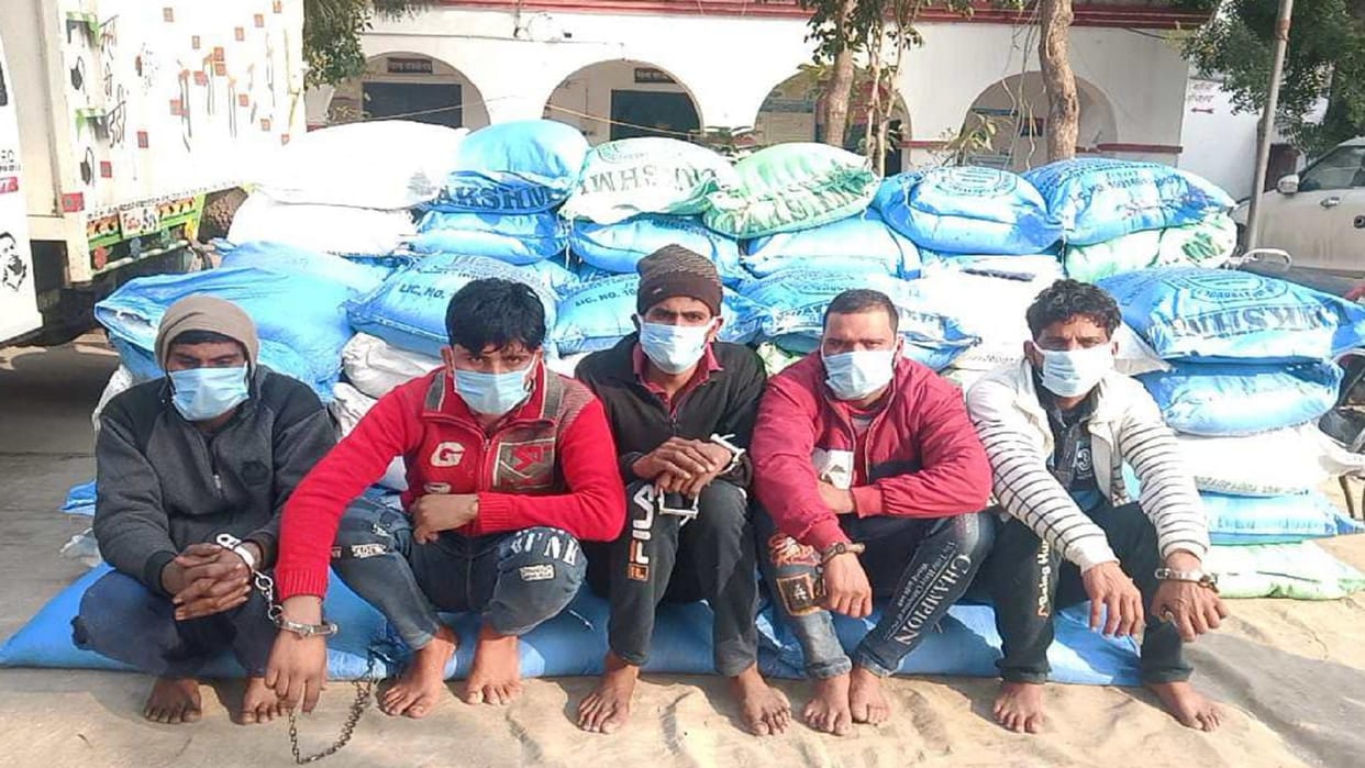Saharanpur News: Police have arrested five accused including 70 sacks of sugar stolen