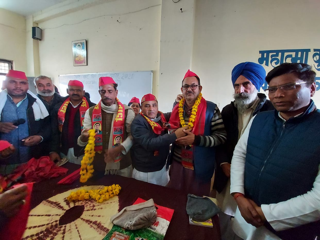Congress state general secretary joins SP including 400 workers