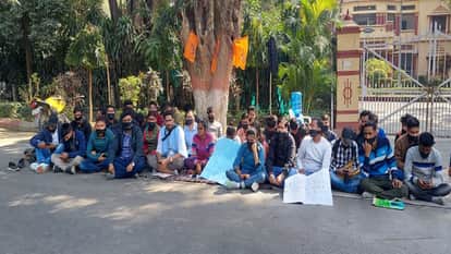 Demonstration of ABVP workers demanding to run offline classes in BHU