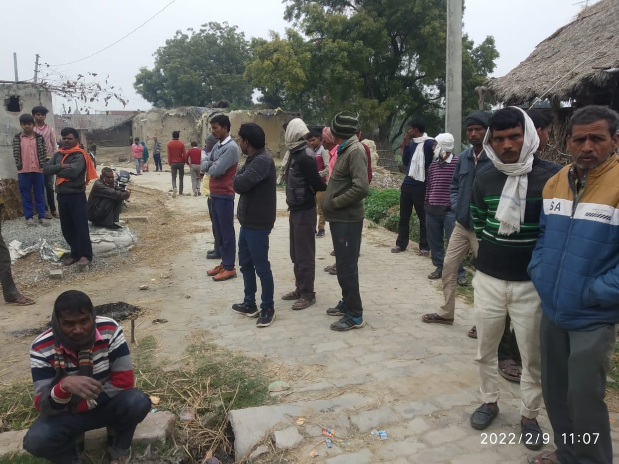 hardoi news,Girl's body found hanging from dupatta