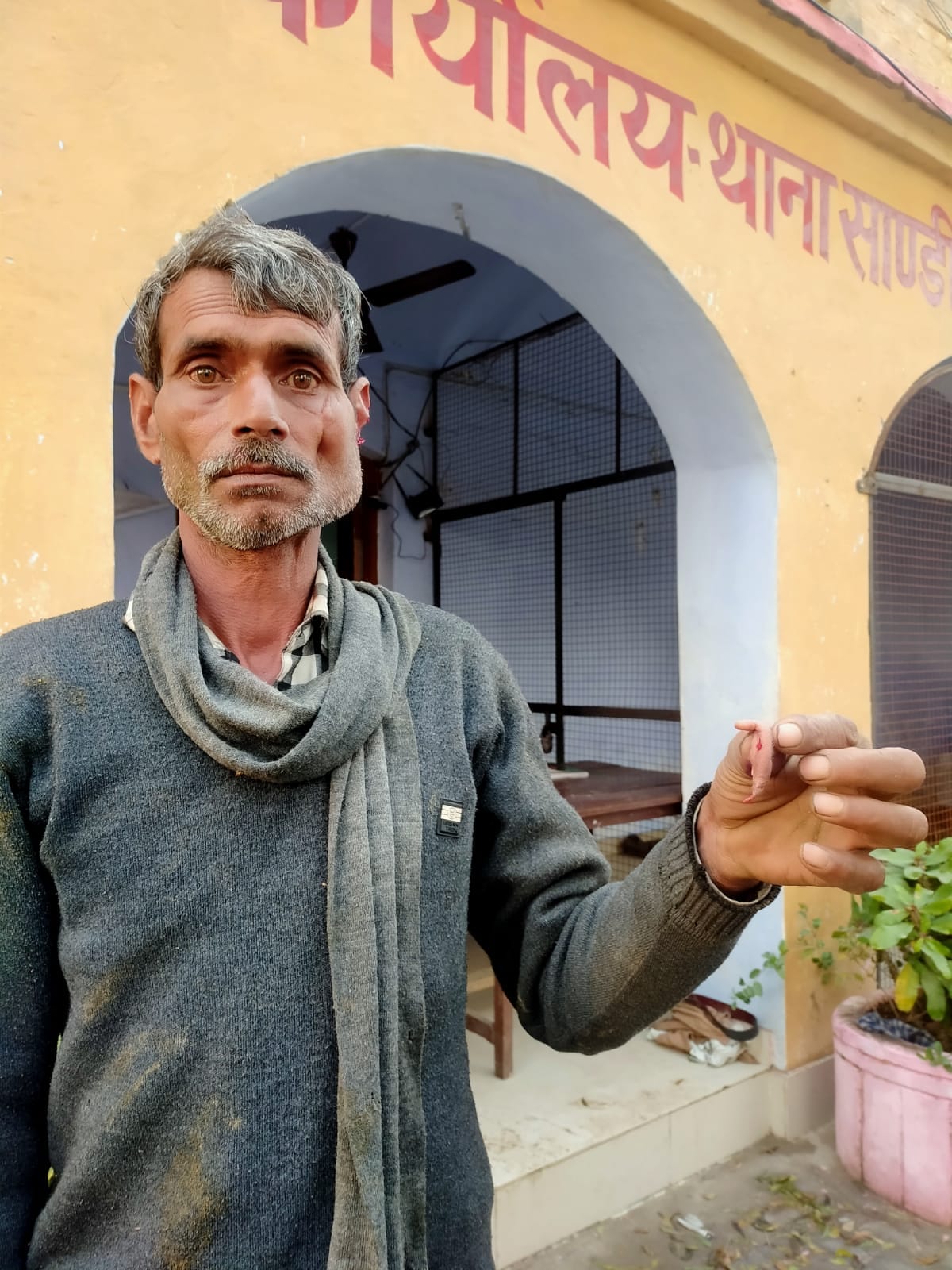 hardoi news,The middle-aged's ear was cut off in the dispute, the son was beaten up