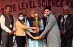 ओवर ऑल  विजेता फरीदाबाद की टीम को ट्राफी देते मुख्य मंत्री मनोहर लाल साथ में एमडीयू के वीसी प्रो र?